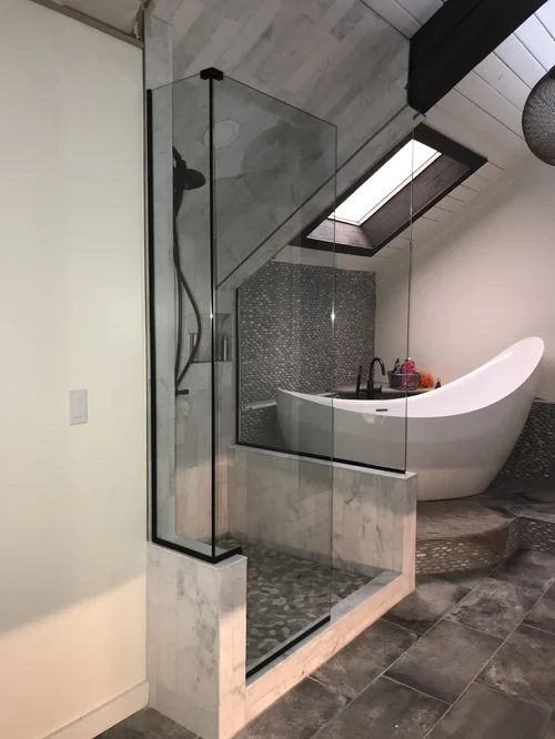 Edgewater Glass & Mirror Inc gallery image